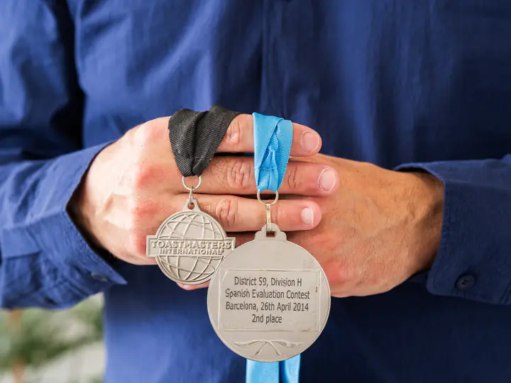 Jorge Carrasco sostiene las 2 medallas de subcampeón de España con Toastmasters, 2013 y 2014